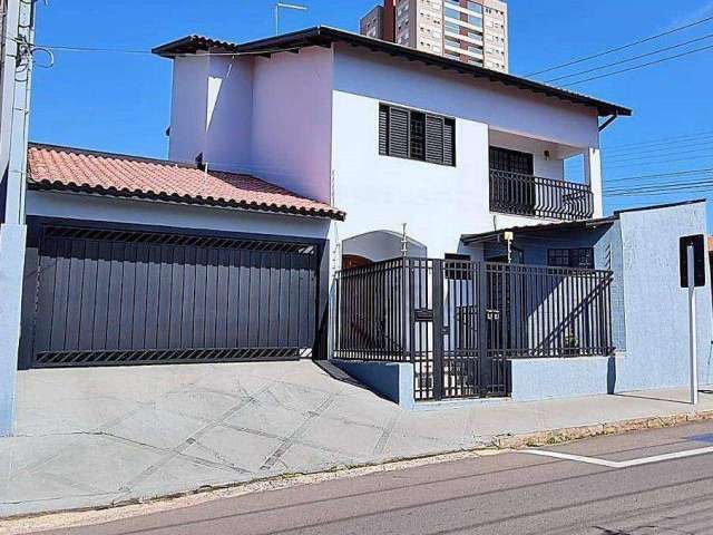 Sobrado com 4 dormitórios à venda, 300 m² por R$ 900.000,00 - Centro - Botucatu/SP