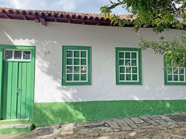 Casa com 03 suítes para locação, em frente a Praça do Chafariz ao lado dos Correios, de 117m², R$ 3.500/mês no Centro em Goiás/GO