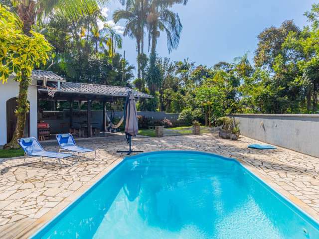 Excelente sobrado com piscina, 1 suíte e 2 quartos à venda no bairro Anita Garibaldi em Joinville - SC de R$ 850.000,00
