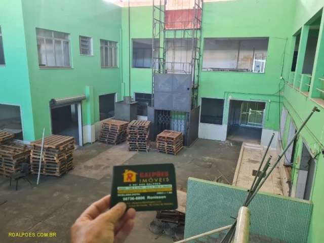 Barracão / Galpão / Depósito com 5 salas para alugar na Avenida Monsenhor Félix, Irajá, Rio de Janeiro por R$ 15.000