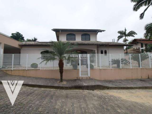 Casa térrea com 4 quartos, sendo 1 SUÍTE, tem piscina, é localizado no bairro Escola Agrícola