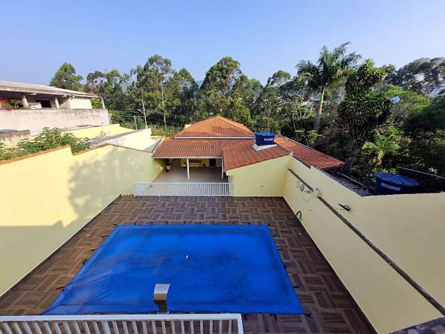 Casa com 3 dormitórios, piscina e terreno grande em Caieiras !