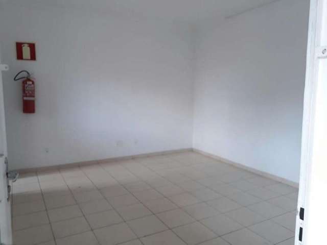 Sala para locação, área de 43 m², R$ 700,00.