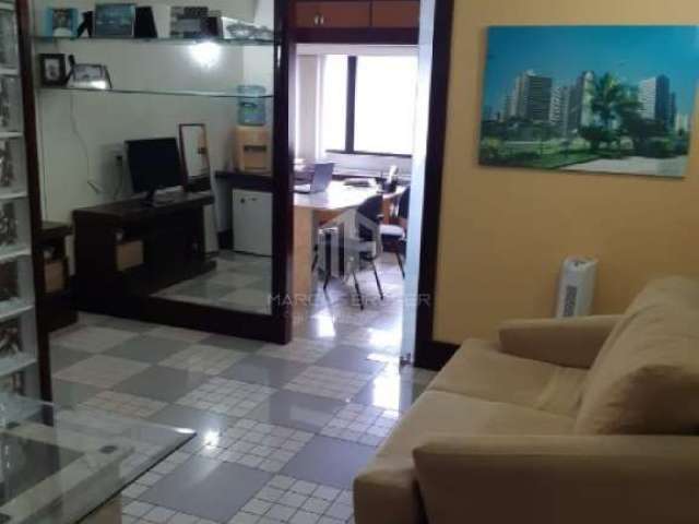 Sala comercial a venda no Empresarial Tancredo, Bairro do Costa Azul. Excelente localização e de fácil acesso. Próxima a todos serviços e transportes.