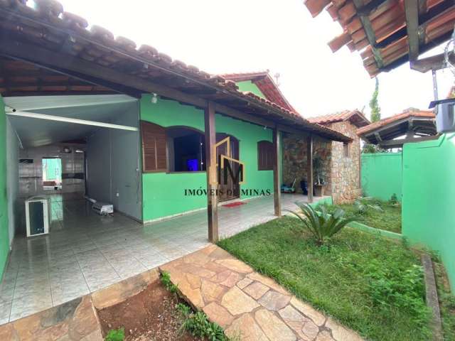 Casa de esquina á venda com 220m² de construção  em Igarapé.   PH
