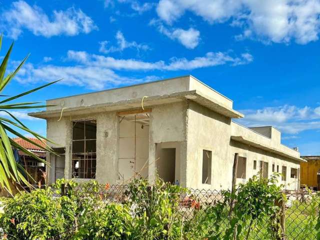Luxuosa Residência de 3 Suítes com Pé Direito Alto, Cozinha Gourmet e Piscina Privativa no Condomínio Morada da Praia