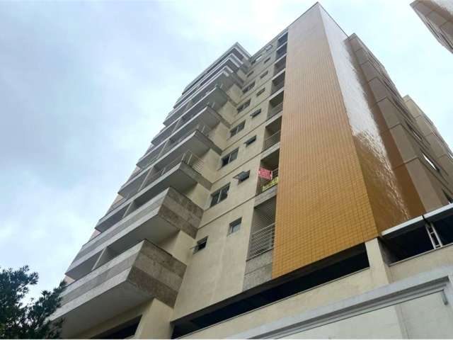 Apartamento à venda no bairro São Mateus, com 1 quarto e 1 vaga de garagem coberta e numerada.