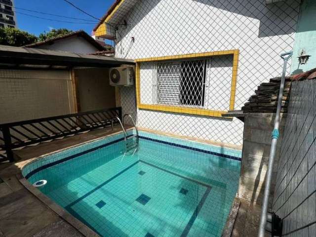 Casa com piscina, no Bairro da Aparecida - Santos/SP