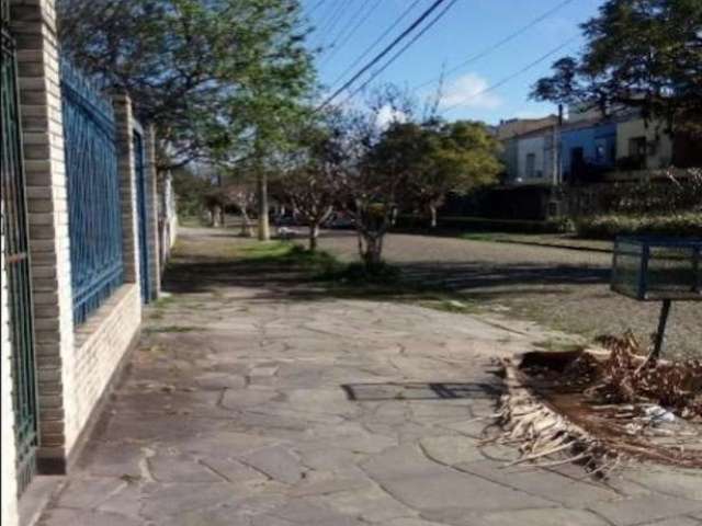 Excelente terreno no bairro Ipanema Zona Sul de Porto Alegre, medindo 11x36, com uma casa pré-fabricada no local. Próximo de todos os recursos, a uma quadra do calçadão de Ipanema. Aceita negociação p
