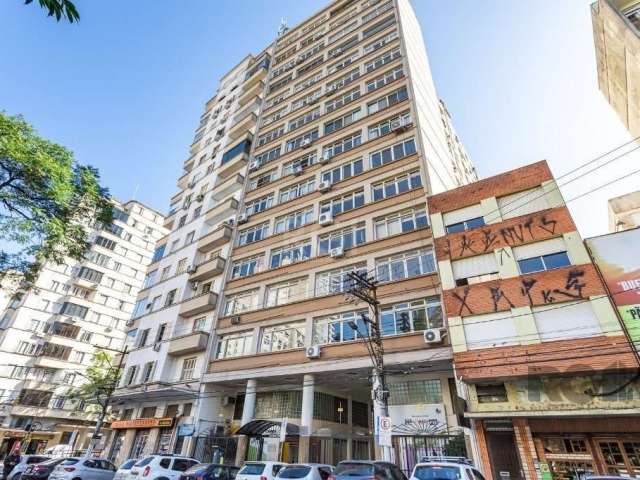 Apartamento de 2 dormitórios com dependência de empregada no Centro Histórico em Porto Alegre. Possui living para 2 ambientes, banheiro social e banheiro auxiliar, área de serviço separada, posição so