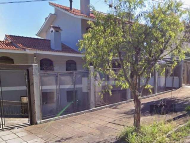 Casa com vista linda e definida  para o Guaíba com 645 m2 de área construída, na Vila Conceição, Sétimo Céu, em Porto Alegre.&lt;BR&gt;&lt;BR&gt;A casa foi totalmente reformada. Na altura da calçada, 