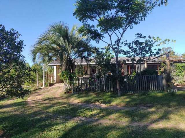 Casa no bairro Martinica em Viamão.&lt;BR&gt;Composta por 3 dormitórios, sala e cozinha conjugada, banheiro e lavanderia.&lt;BR&gt;Com pátio amplo.