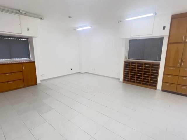 Sala comercial disponível para aluguel 50m² na Av. Tancredo Neves