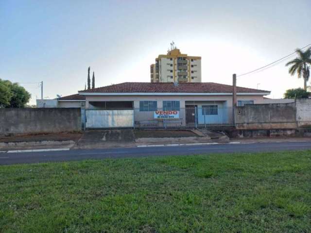 Casa com 3 dormitórios  sendo 1 suíte à venda, 176 m² por R$ 750.000 - Centro - Guararapes/SP