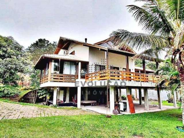 Viva em uma casa que parece um verdadeiro refúgio, cercado pela natureza exuberante. Florianópolis/SC