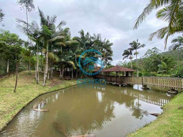 Chácara em Meio a Natureza com Lagoa, Piscina e Terreno de 2.127m² à venda em Tijucas/SC