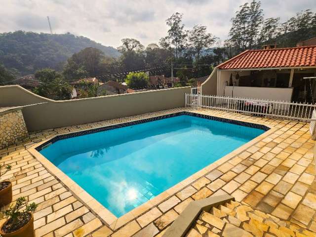 Linda Casa com piscina e ampla área de festas no Garcia