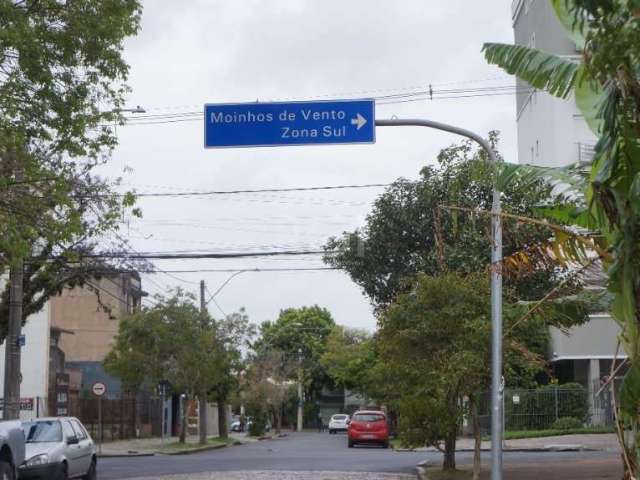 Terreno no bairro Floresta em Porto Alegre, com 218 m2, sendo 6,60m de frente por 33m da frente ao fundo. Localizado Próximo a rua Félix da Cunha e Avenida Cristóvão Colombo.  Ótima localiação para fa