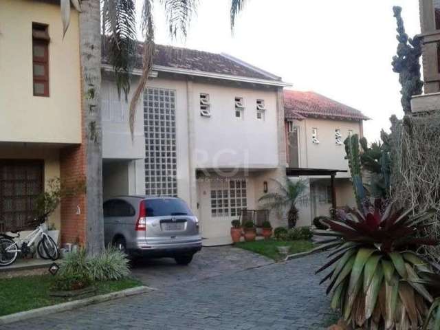 Linda casa em condomínio fechado no Bairro Ipanema. Casa com 3 dormitórios, sendo 2 suítes, 4 banheiro, sala ampla com 2 ambientes, sala de televisão no segundo piso, cozinha, lavanderia, área de serv