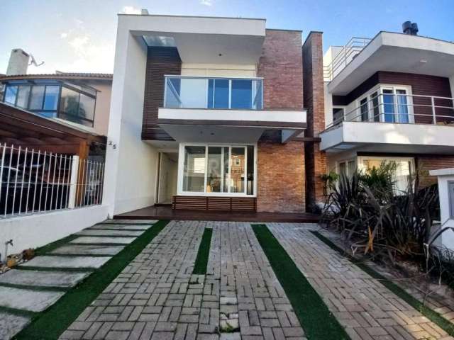 Casa no Lagos de Ipanema, com 231 m² de área construída. Dentro do Condomínio Jardins do Lago I,  casa com fino acabamento. Na parte inferior, porcelanato e gesso, amplo living com lareira, banheiro s