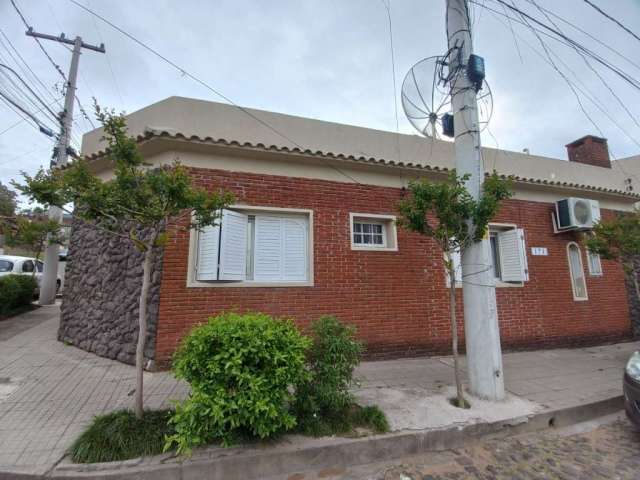 Casa com 5 dormitórios, sala, cozinha, garagem e apartamento separado, 223 m²  - Centro - Santana do Livramento/RS.