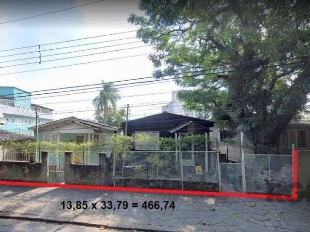 Terreno medindo 13,85 x 33,70 = 466,74 m² em declive, com chalet de madeira, proximo a avenida da Azenha e Doutor Carlos Barbosa e ruas Recife e Goiás.