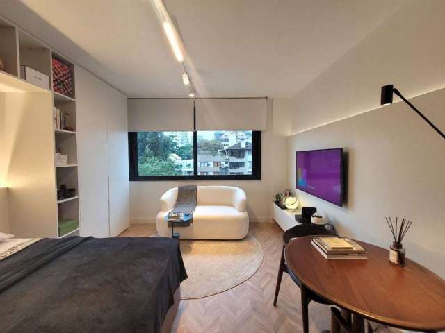 Apartamento studio de luxo de 27 m², mobiliado e finamente decorado por arquiteto, com todos móveis planejados e eletros e 1 vaga de garagem rotativa, no bairro Mont Serrat. Edifício de alto padrão co