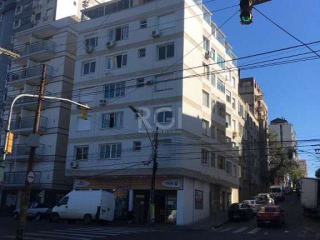 Apartamento de 1(um) dormitório, todo reformado, no bairro Centro Histórico em Porto Alegre.&lt;BR&gt;Amplo apartamento de 1 dormitório, living amplo, banheiro com bancada e box de vidro, cozinha com 