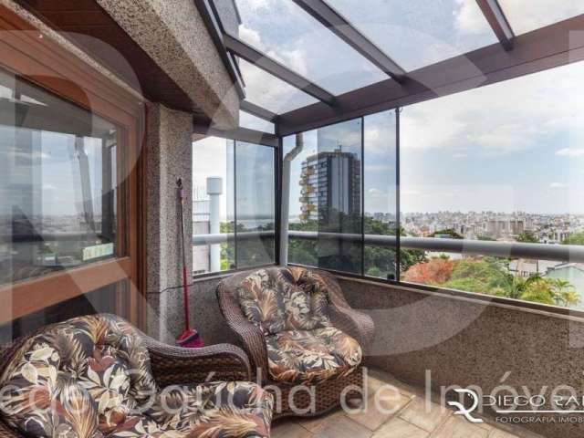 excelente apartamento TRIPLEX, com uma linda vista da cidade e do Guaíba. Com 2 dormitórios e possibilidade de transformar o andar superior em uma suite com lareira. O apartamento dispõe de living, co