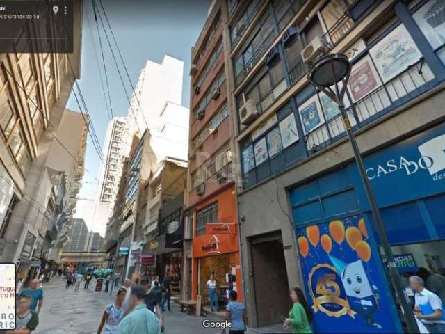Excelente sala comercial com piso frio, 34m² privativos, condomínio por volta R$450,00 com portaria e elevador, localizada no melhor ponto do centro na rua Uruguai. Estuda imóvel de menor valor e carr