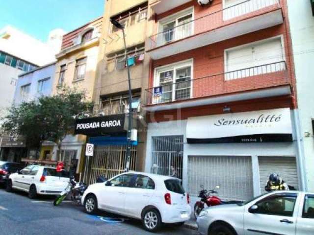 Apartamento de frente, bem localizado, 01 dormitorio, sala, cozinha amplas, 02 banheiros, área de serviço e sacada. Acesso a todo centro de Porto Alegre.&lt;BR&gt;&lt;BR&gt;Aluguel R$ 900,00 + Txs R$ 