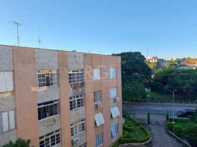 Ótimo apartamento à venda em Castelo Branco, Porto Alegre. O imóvel possui 2 quartos, 1 banheiro social, sala, área de serviço e churrasqueira. Localizado no 4º andar, de fundos, com estado de conserv