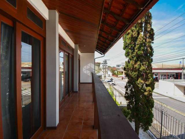 Casa residencial no bairro jardim atlântico, em florianópolis, sc, semi-mobiliada, com piscina, 05 dormitórios, e 03 vagas de garagem.