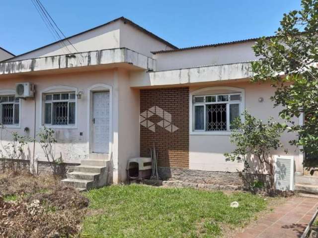 Casa residencial no bairro canto, em florianópolis, sc, com churrasqueira, 03 dormitórios, e 02 vagas garagem.