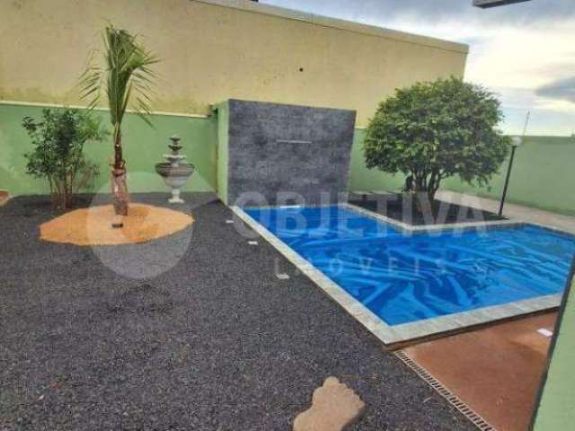 Casa espaçosa e bem localizada com área gourmet e piscina a venda no bairro Daniel Fonseca em Uberlândia