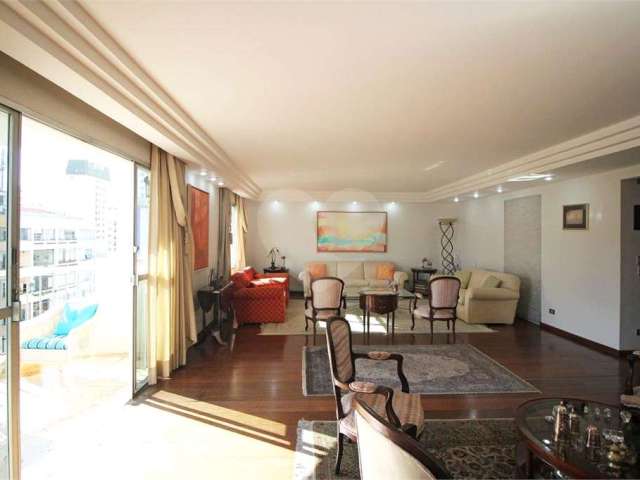 Amplo apartamento de 320 m² de Área útil, á venda em Higienópolis com 4 dormitórios e 6 vagas