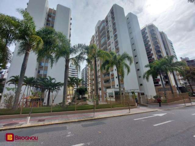 Na melhor localização do Centro de Florianópolis, a duas quadras do Shopping Beiramar e três quadras da Avenida Beiramar Norte!! Amplo apartamento, 129m² de área privativa, sendo 3 quartos sendo 1 suí