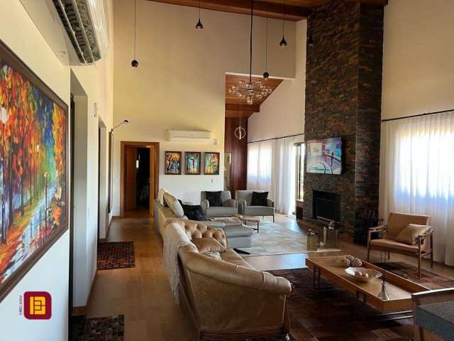 Casa alto padrão à venda na Vila do Golf - Condomínio Costa da Serra - Rancho Queimado. A casa possui dois pavimentos, totalizando 796 m² de área privativa.  Conta com 3 suítes, closet, amplas salas, 