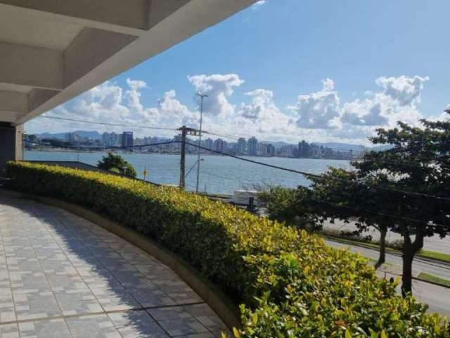 Apartamento à venda no Centro de Florianópolis, Apto tem área útil de 101 m², uma vaga de garagem privativa e livre.&lt;BR&gt;&lt;BR&gt;Com três dormitórios,  sendo uma suíte,  sala ampla, dois ambien