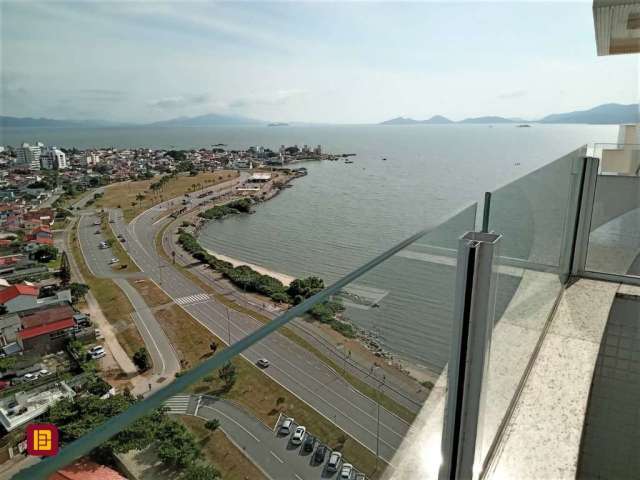 Em um dos condomínios mais cobiçados da parte continental de Florianópolis, esta cobertura duplex está localizada no 17º andar, na Avenida Beira Mar Continental e com uma vista de tirar o fôlego.&lt;B