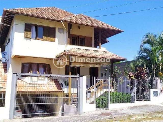 Casa à venda no bairro Trindade, Florianópolis/SC.