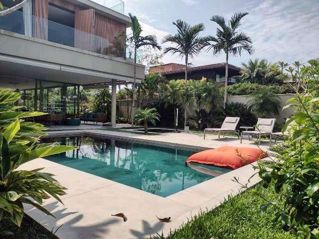 Casa com 5 suites e piscina na praia da Baleia em São Sebastião