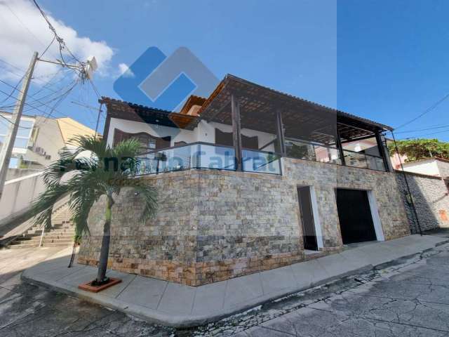 Casa à venda no Fonseca, dentro de condomínio, com piscina e churrasqueira.