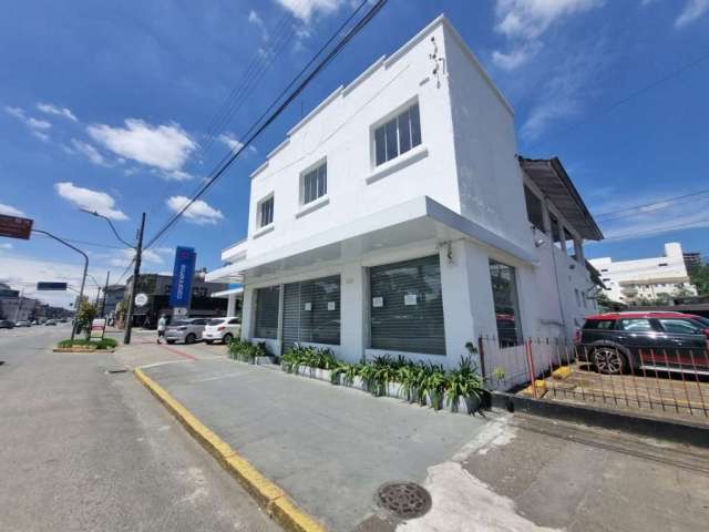 Casa comercial com 6 quartos  para alugar, 214.98 m2 por R$12000.00  - Bucarein - Joinville/SC