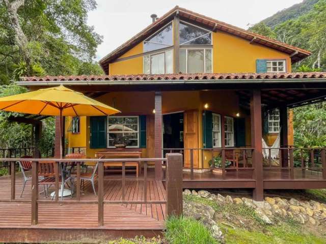 Casa em condomínio fechado com 3 quartos à venda na Rua Grota do Jacó, Fazenda Inglesa, Petrópolis, 219 m2 por R$ 1.500.000
