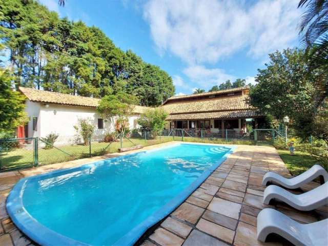 Casa com 3 quartos 2.015m² de terreno e Galpão de 200m² em condomínio Centrinho da Granja Viana.