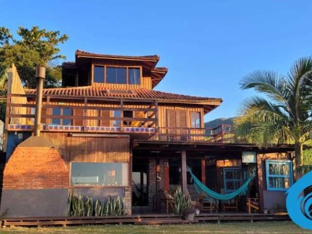 Casa para venda, pronta para morar, com 4 quartos na Praia da Gamboa