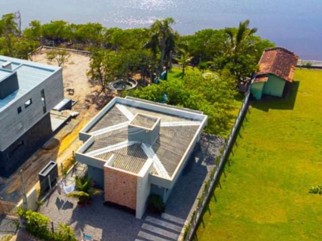 Casa a venda na Barra do Itapocu, de frente para a lagoa com 3 dormitórios sendo uma suíte