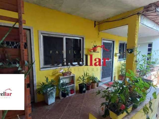 Apartamento com 2 quartos à venda na Rua Aiera, Vila Kosmos, Rio de Janeiro, 147 m2 por R$ 185.000