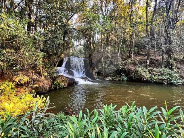 Sitio com cachoeira e piscina natural Região de Atibaia/SP
